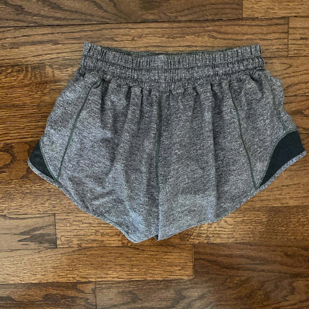 Lululemon- Low rise 2.5 “Heather Lux Multi Black” hotty hots shorts, size 2